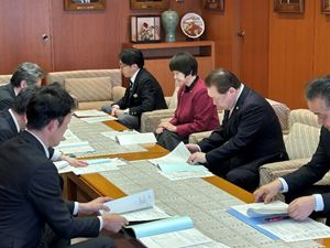 報告書の説明を受ける長内議長(右から2人目)と村上副議長(右から3人目)