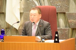 議事進行を行う長内議長(5月21日)