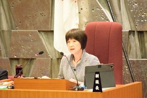 議事進行を行う村上副議長(5月28日)