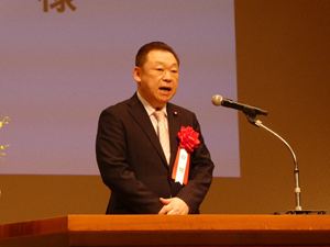 開会式であいさつをする長内議長