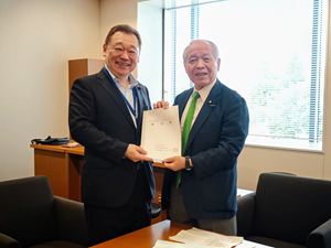 鈴木宗男参議院議員(右)に要望書を渡す長内議長