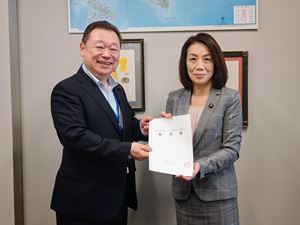 徳永エリ参議院議員(右)に要望書を渡す長内議長
