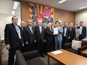 船橋利実参議院議員(右から6人目)に要望書を渡す 長内議長(左から7人目)