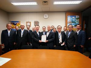 横山信一参議院議員(右から7人目)に要望書を渡す長内議長(左から6人目)