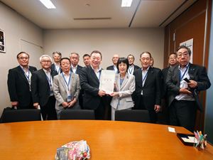 高橋はるみ参議院議員(右から6人目)に要望書を渡す長内議長(左から7人目)
