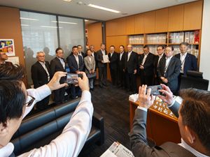 中村裕之衆議院議員(左から7人目)に要望書を渡す長内議長(右から7人目)
