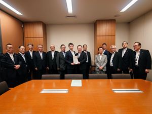 高木宏壽衆議院議員(左から7人目)に要望書を渡す長内議長(右から7人目)