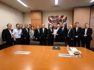 加藤貴弘衆議院議員(右から5人目)に要望書を渡す長内議長(左から9人目)