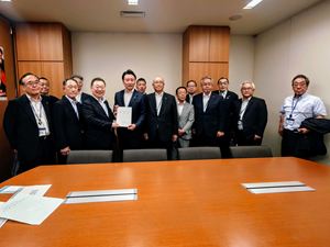 高橋祐介衆議院議員(右から9人目)に要望書を渡す長内議長(左から5人目)