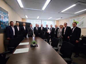 国土交通省石川伸北海道局長(左から8人目)に要望書を渡す長内議長(右から5人目)