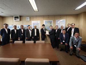 国土交通省小林太郎鉄道局次長(左から6人目)に要望書を渡す長内議長(右から7人目)