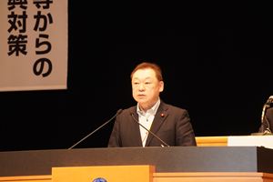 議案の提案説明を行う長内議長