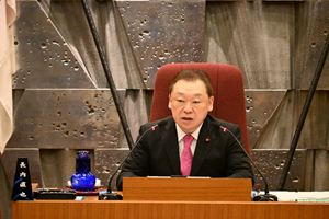 議事進行を行う長内議長