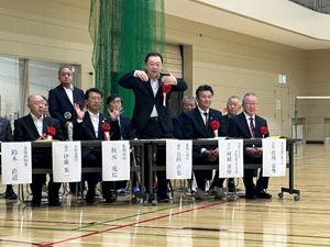 来賓紹介の際、手話であいさつを行う長内議長(前列右から3人目)