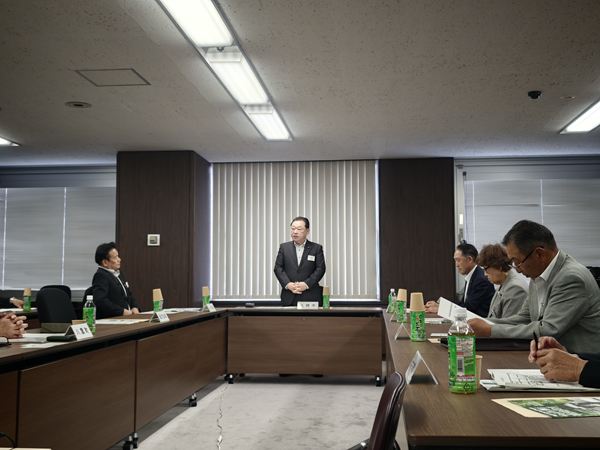 開会のあいさつをする長内議長
