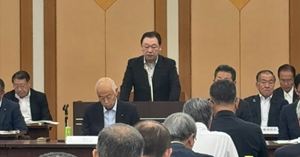 委員長報告をする長内議長