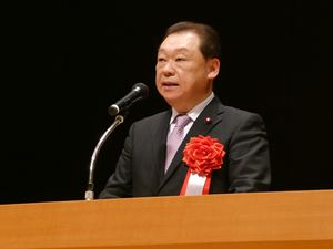 来賓としてあいさつする長内議長