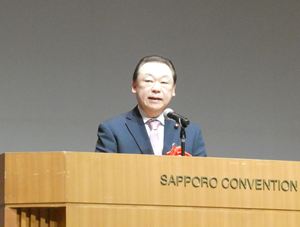 来賓としてあいさつをする長内議長