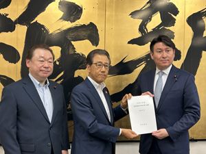 提案書を手交する様子