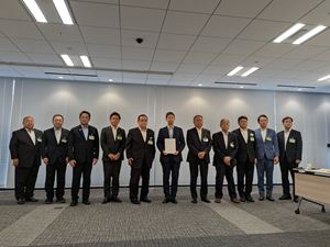 農林水産省に要望する長内議長(左から2人目)