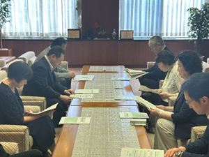 報告書の説明を受ける長内議長（左から2人目）と村上副議長（左）