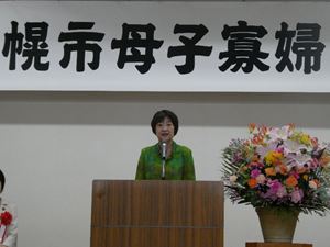 来賓としてあいさつする村上副議長