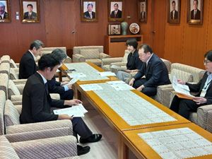 報告書の説明を受ける長内議長（右から2人目）と村上副議長（右から3人目）