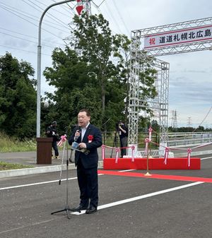 来賓としてあいさつする長内議長