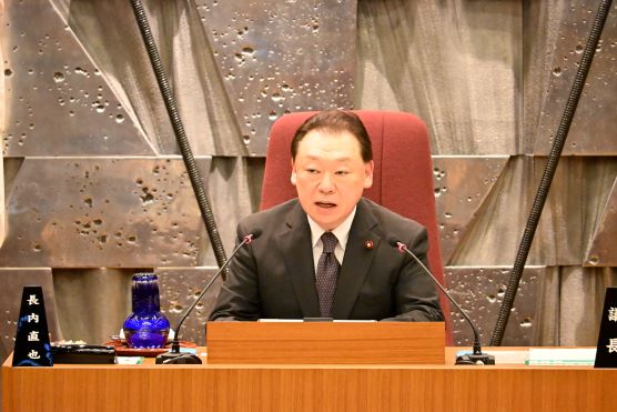 来賓としてあいさつする長内議長