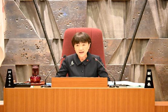 来賓としてあいさつする長内議長