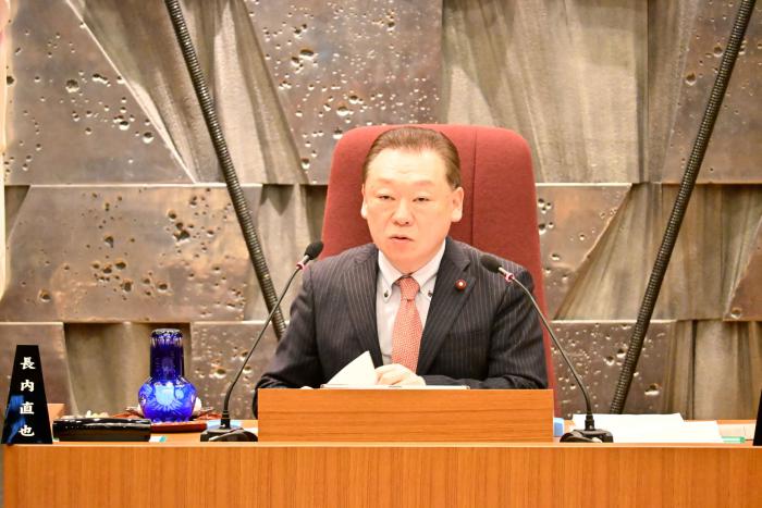 議事進行を行う長内議長