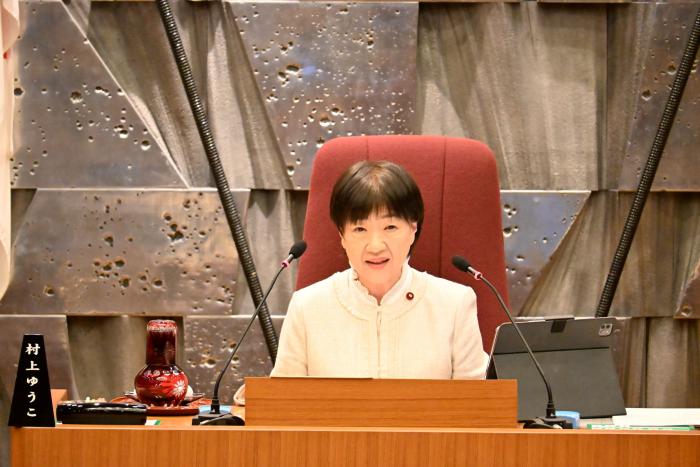 議事進行を行う村上副議長