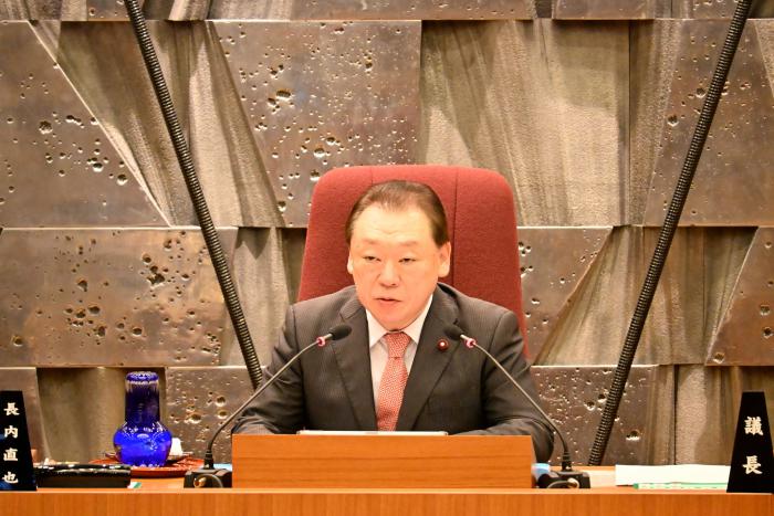 議事進行を行う長内議長