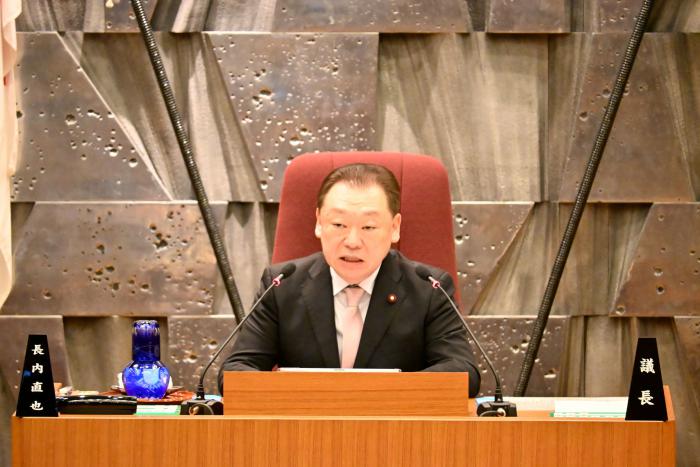 議事進行を行う長内議長