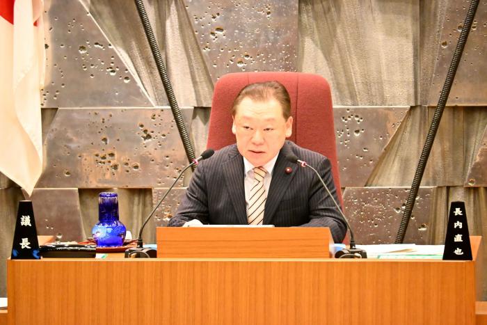 議事進行を行う長内議長