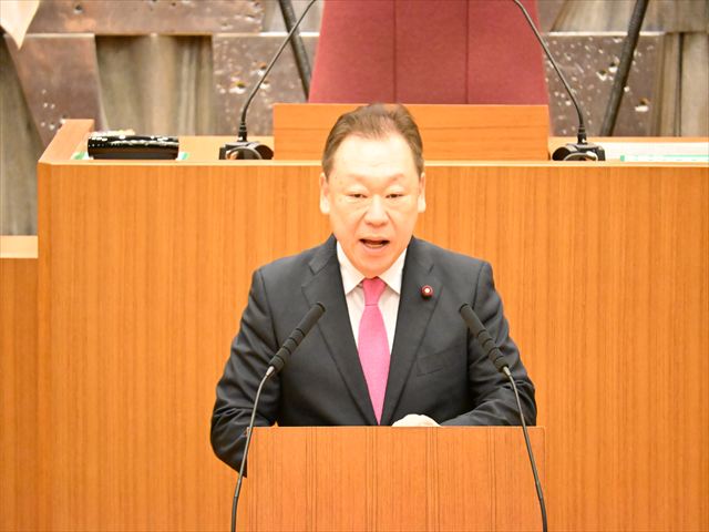 議員会会長としてあいさつする長内議長