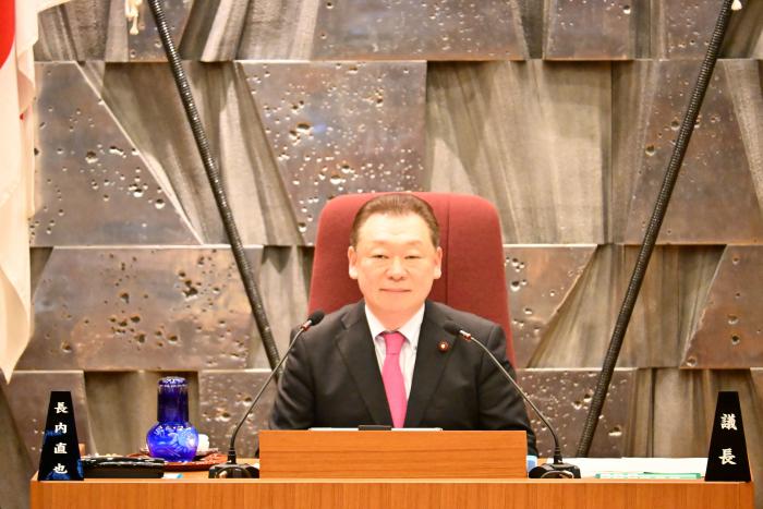 議事進行を行う長内議長