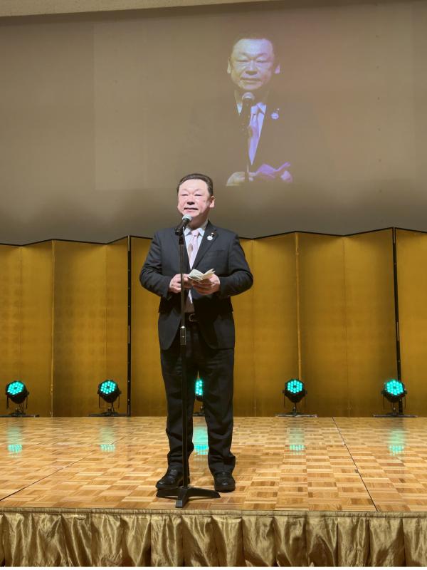 あいさつする長内議長