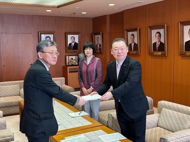 報告書の説明を受ける長内議長と 村上副議長