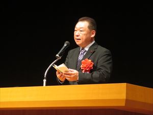 来賓としてあいさつする長内議長
