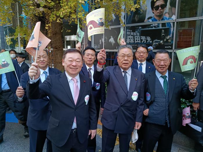 アピール行進を行う長内議長