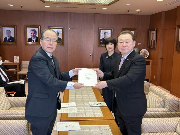 報告書手交を受ける長内議長と村上副議長