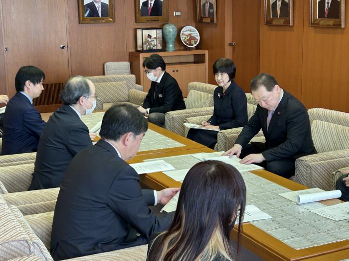 報告書の説明を受ける長内議長と村上副議長