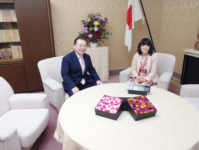 片山さつき財務大臣と長内議長