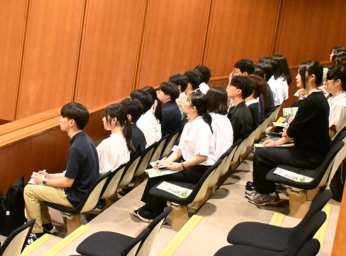 オープンカンパニー議場見学の様子