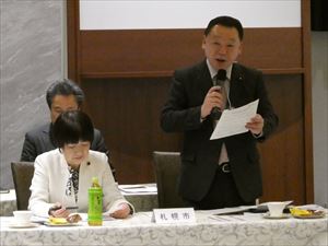 提案説明を行う長内議長(右)と会議に臨む村上副議長(左)