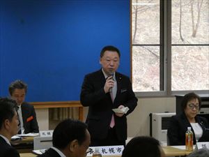 会長としてあいさつする長内議長