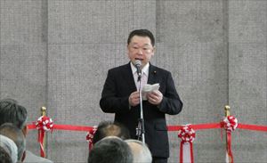 来賓としてあいさつする長内議長