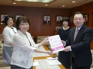 神谷オンブズマンから報告書の手交を受ける長内議長と村上副議長