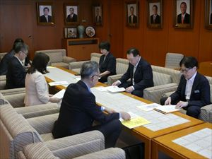 手交式の様子
